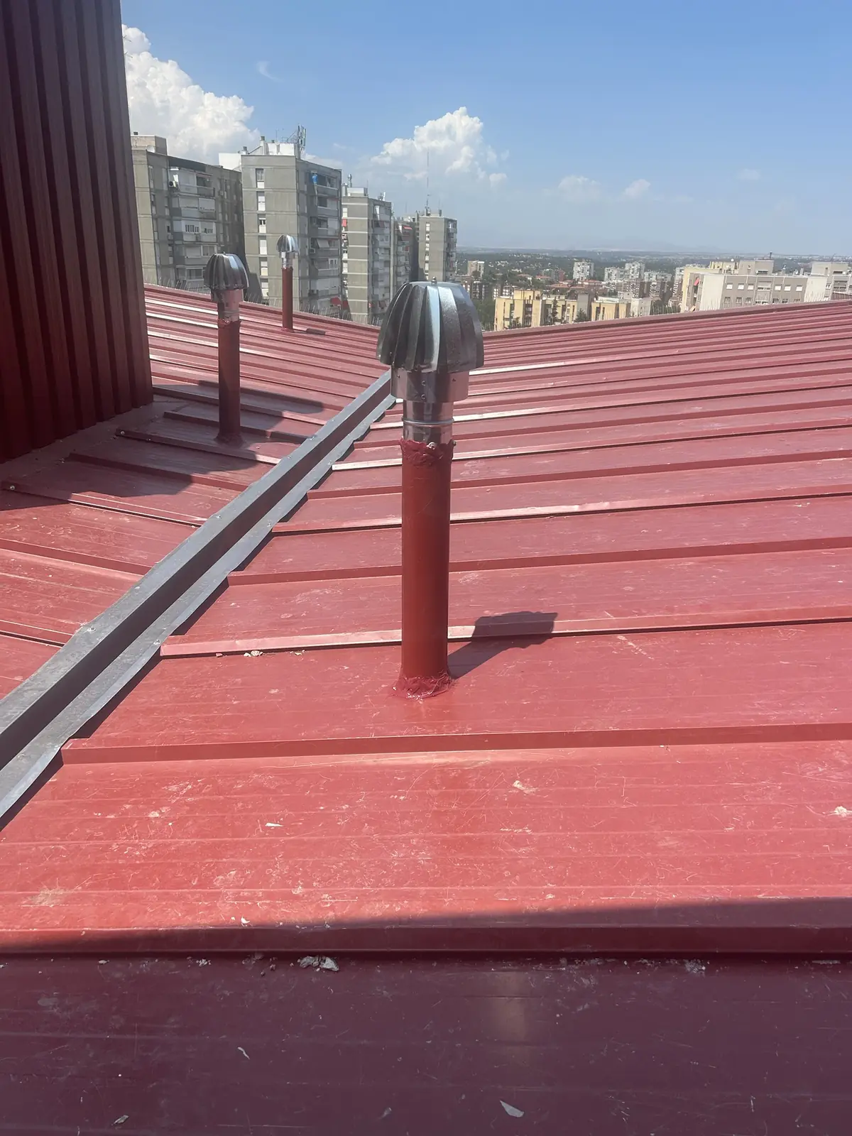 Cubierta nueva de panel sándwich con aireadores y vistas de la ciudad