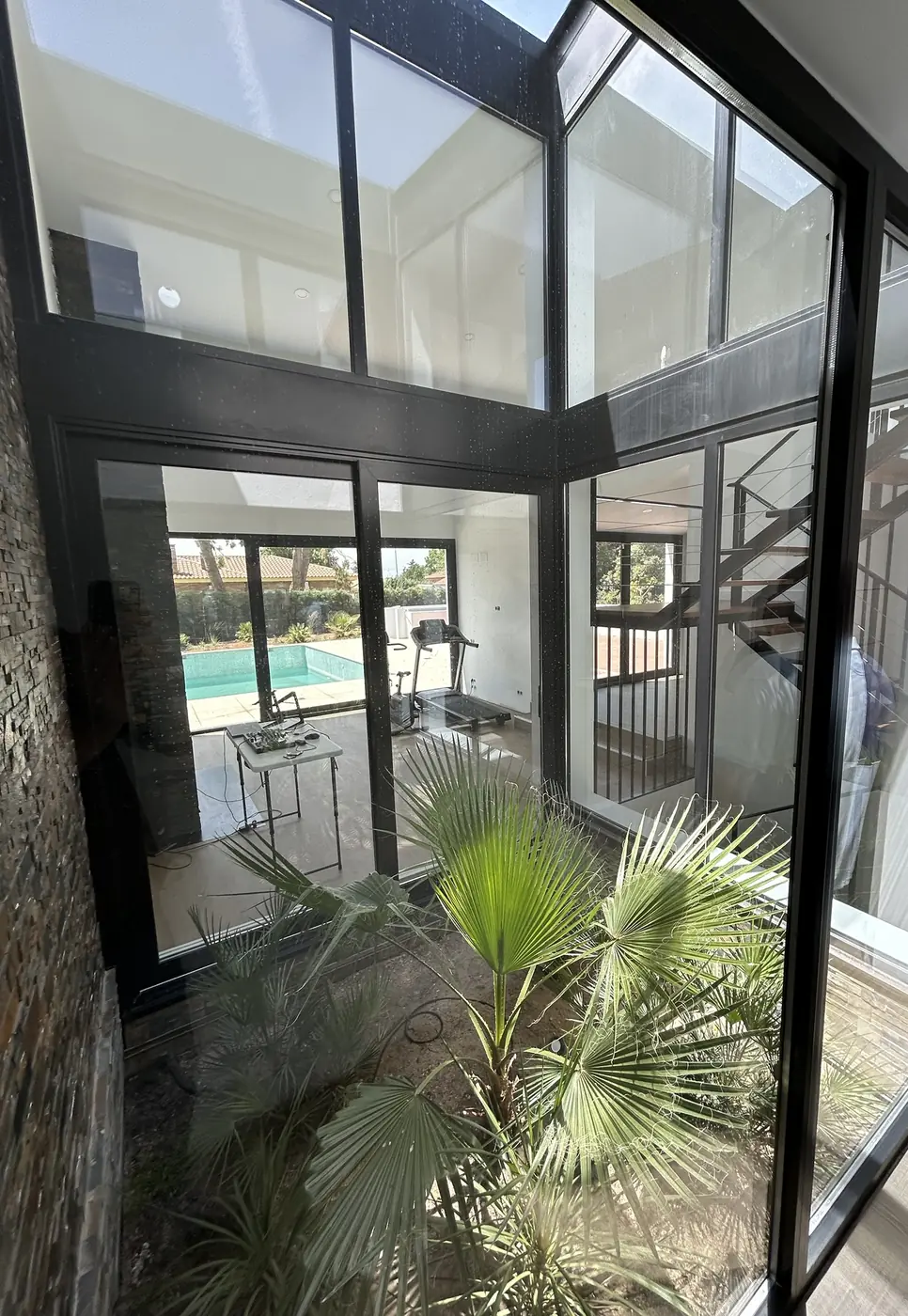 Patio interior con palmeras a doble altura