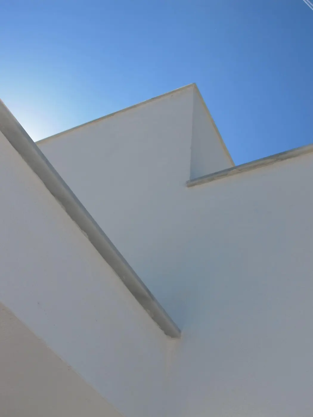 Aristas de los muros blancos contra el cielo