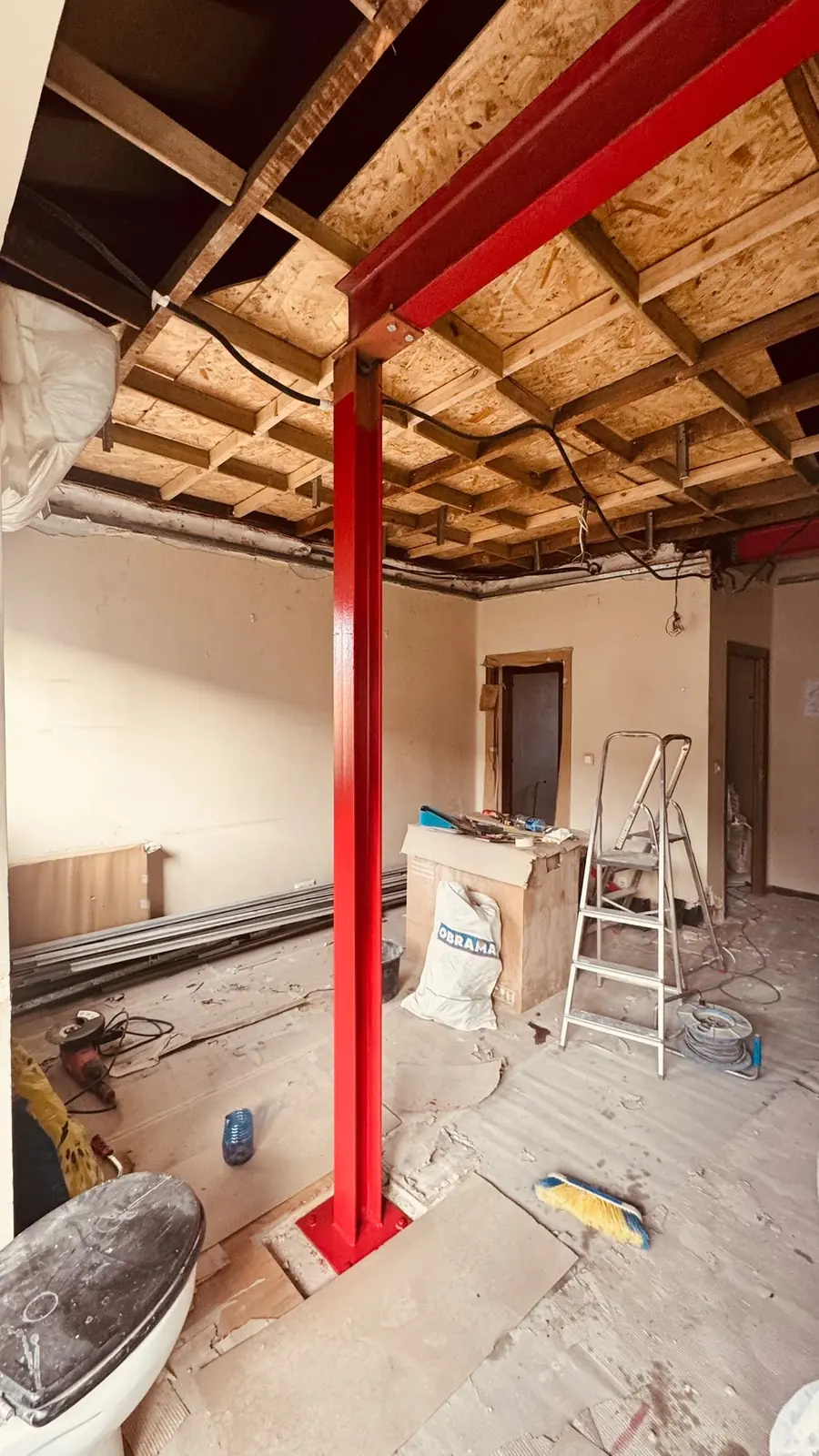 Pilar y viga de acero rojo en una sala en obra